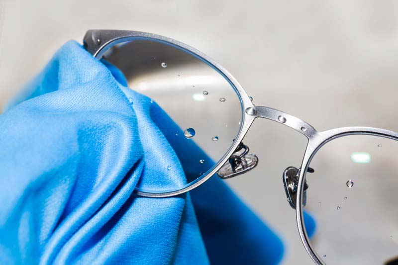 A szemüveg ápolása: a legjobb gyakorlatok a szemüveg karbantartásához