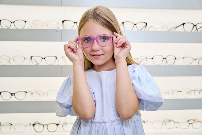 Gyermekének szemüvegre van szüksége? A gyakori jelek, tünetek azonosítása
