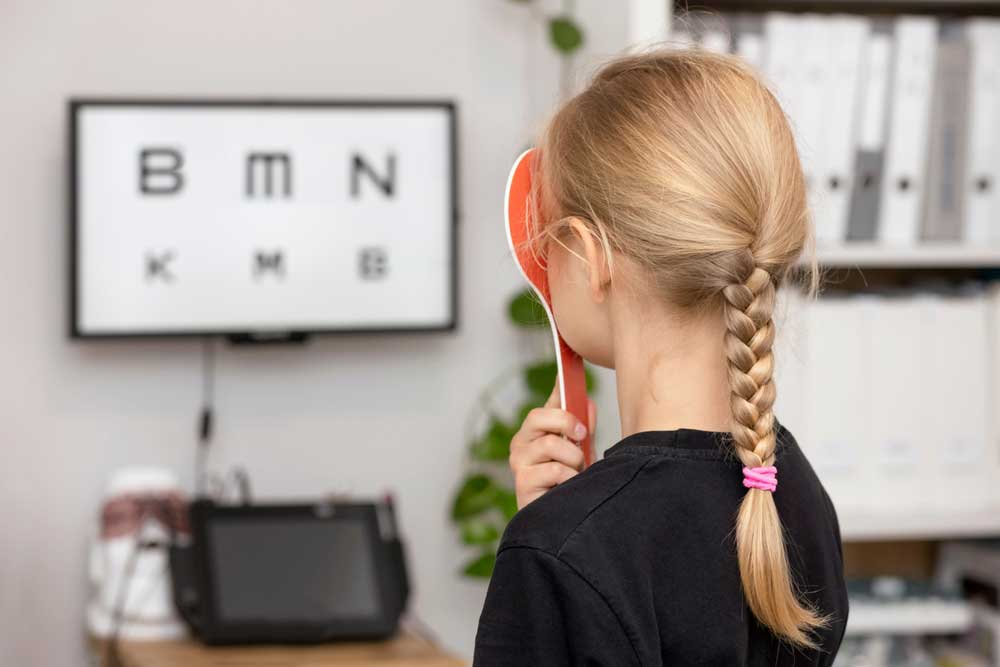MiYOSMART szemüveg: hatékony segítség a gyermekkori rövidlátás lassítására